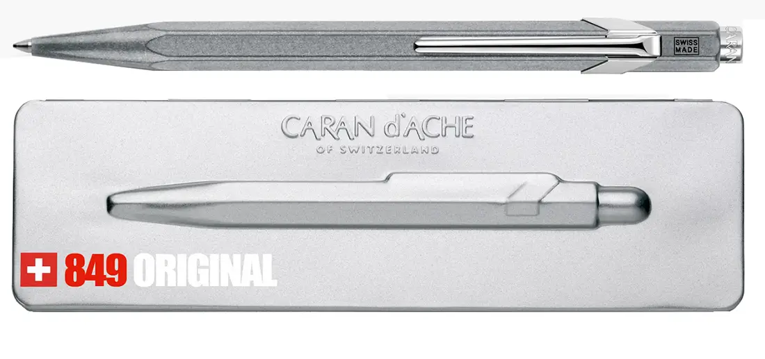 Penna A Sfera Caran D'Ache 849 Goldbar - Design Satinato Dorato, Confezione Metallica, Regalo Elegante Svizzero